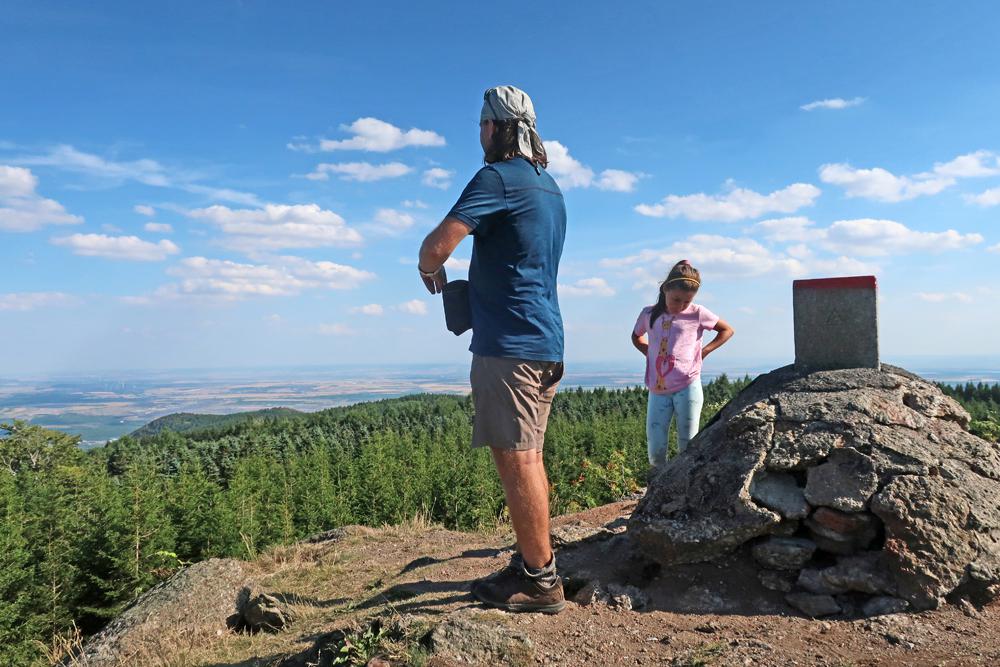 Turist� na Medv�d� sk�le v Kru�n�ch hor�ch.