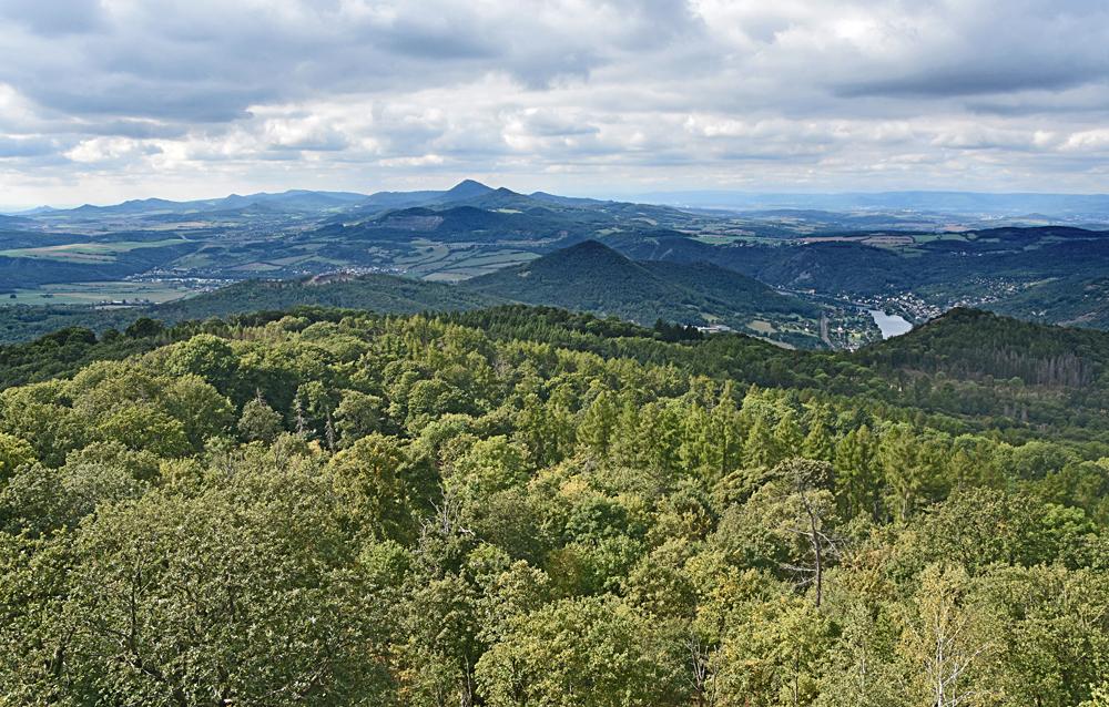V�hled z rozhledny na Varho�ti do �esk�ho st�edoho��.