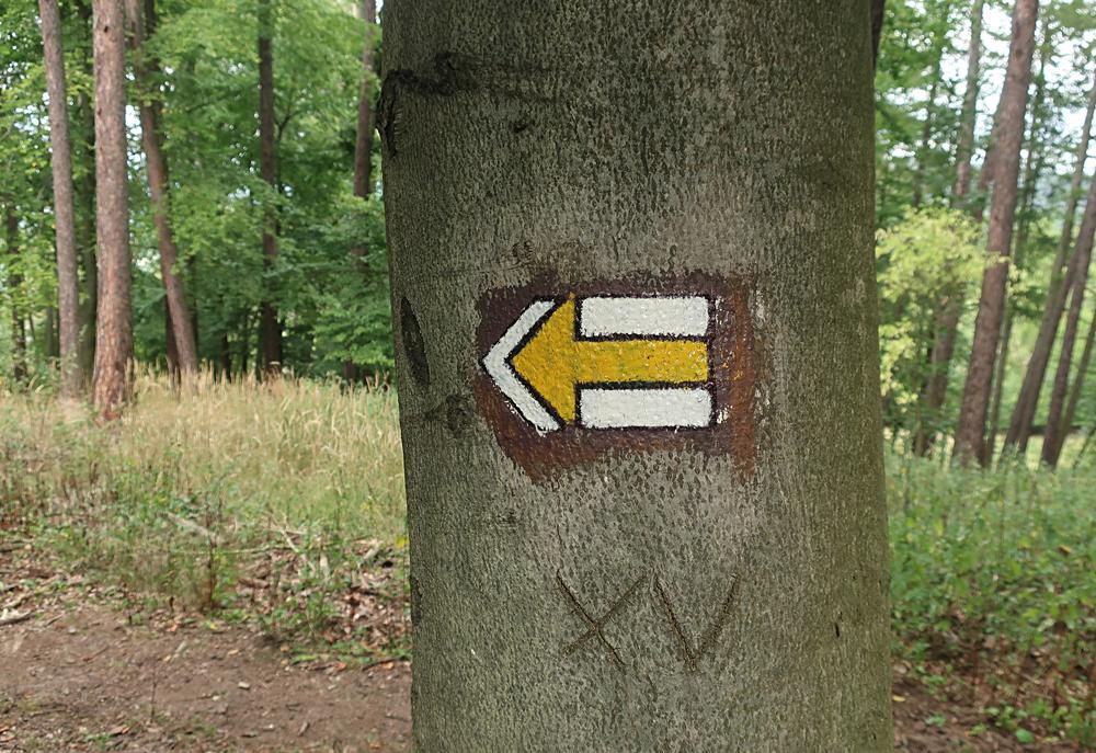 Turistick� zna�en� k rozhledn� na Varho�ti.