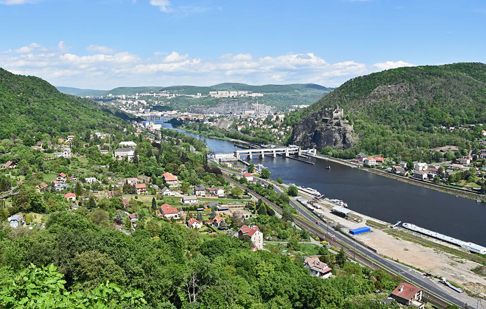 V�hled z Vrko�e na hrad St�ekov.