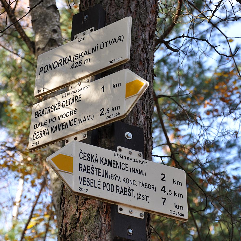 Rozcestn�k u skaln�ho �tvaru Ponorka. �esk� Kamenice