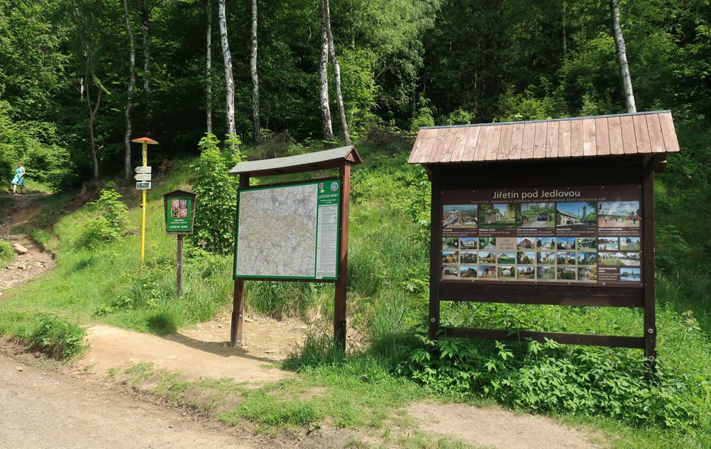 Turistick� rozcest� u n�dra�� Jedlov�. (Lu�ick� hory)