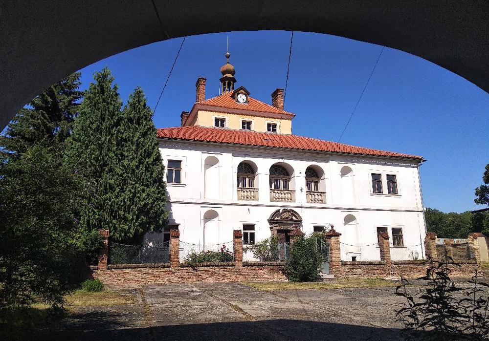 Z�mek P�tek na Lounsku v Doln�m Pooh��