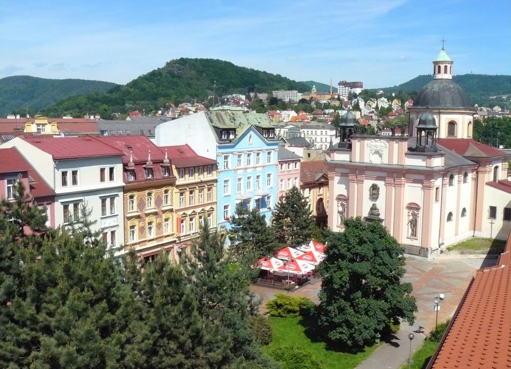 Kostel Pov��en� sv. K��e v D���n� - pohled z glorietu d���nsk�ho z�mku.