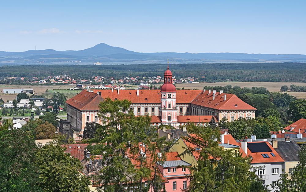 Z�mek Roudnice nad Labem s horou Sedlo.