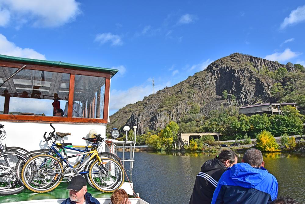 Turistick� lod� na Labi p�ev�ej� i kola.