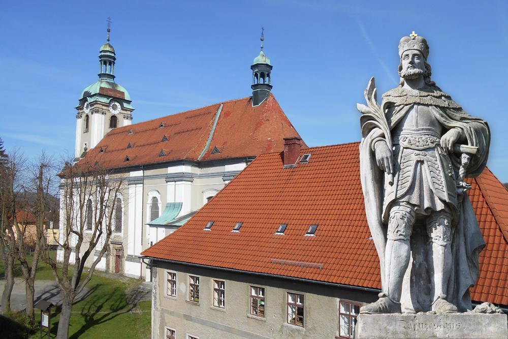 Kostel Sv. V�clava s farou - �luknov