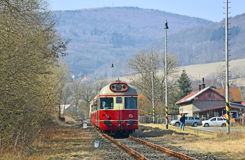 Koz� dr�ha (Podkru�nohorsk� motor��ek) voz� turisty z D���na do Telnice o v�kendech a sv�tc�ch od du