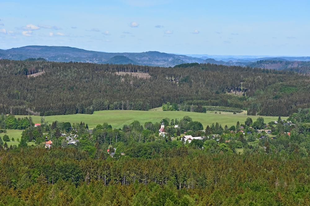 V Doubici kon�� Lu�ick� hody a za��n� �esk� �v�carsko. (Pohled z Karlovy v��iny)