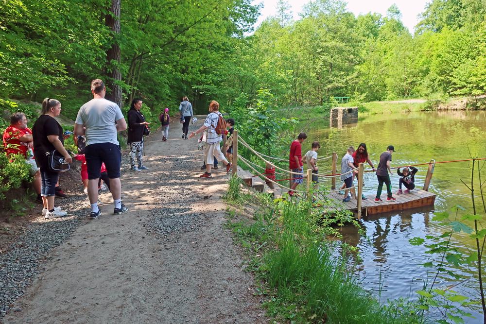 Turist� zkou�ej� samoobslu�n� p��voz v �esk� Kamenici na turistick�m festivalu.