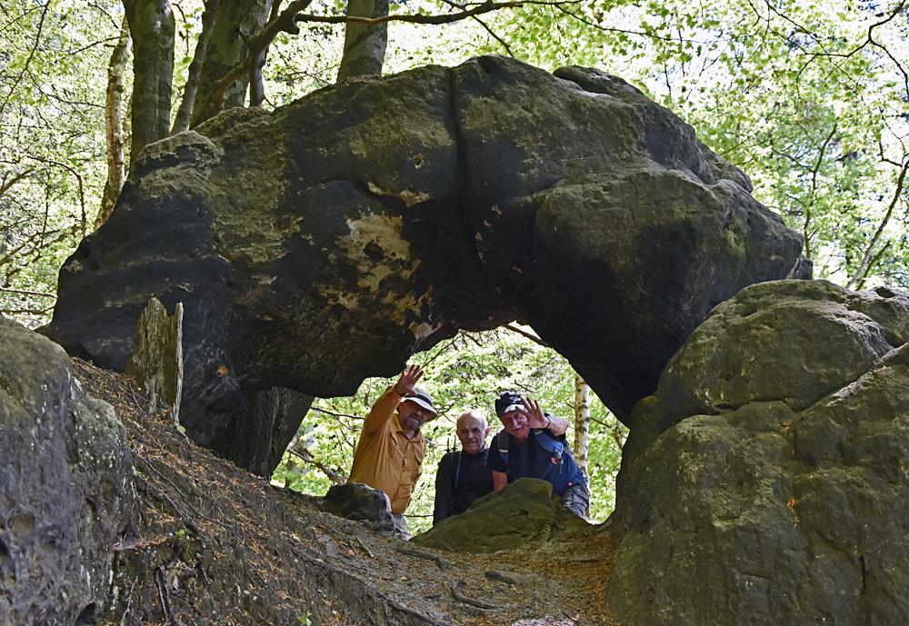 Turistick� pozdrav skrze skaln� br�nu v Sask�m �v�carsku.