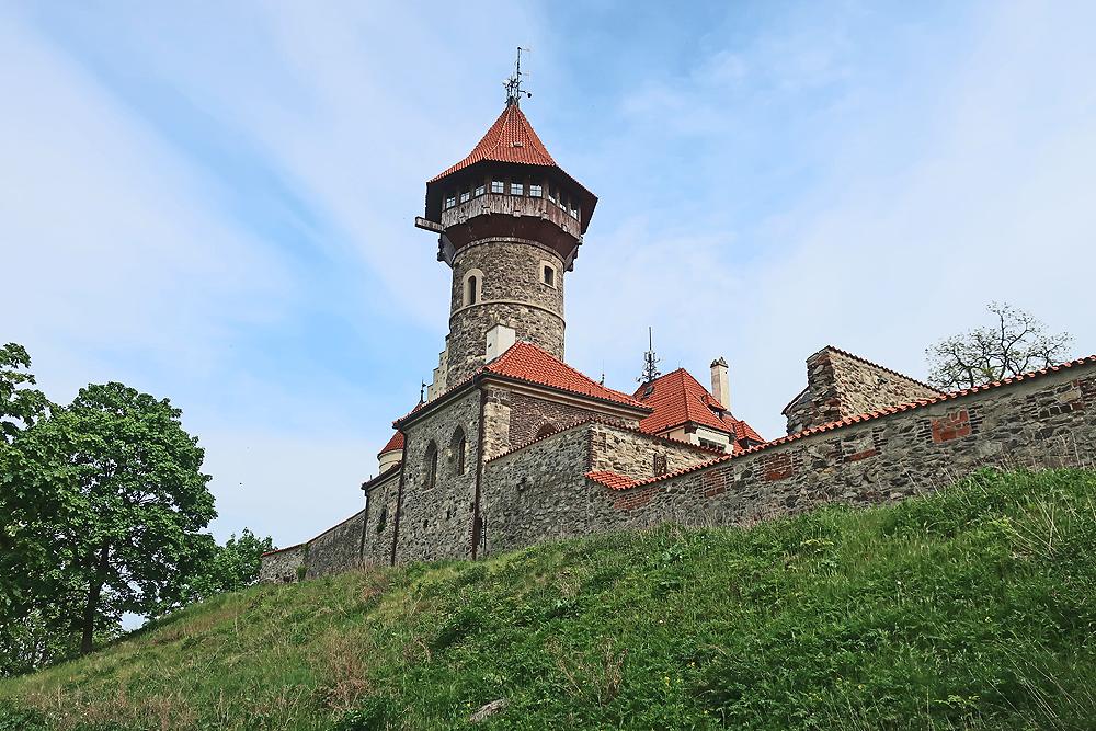 Hrad Hn�v�n - Kru�nohorsk� pivn� stezka