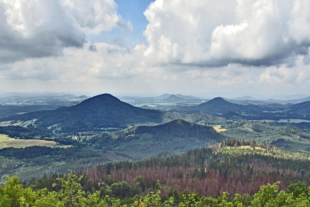 Lu�ick� hory z vrcholu Hvozdu.