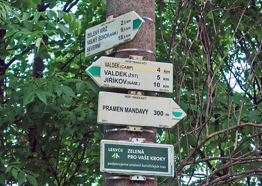 Turistick� rozcestn�k u pramene Mandavy.