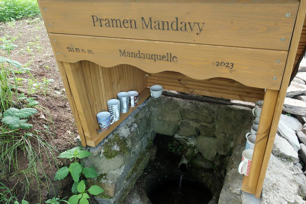 Pramen Mandavy (Mandauquelle) se nach�z� v nadmo�sk� v��ce 521 m n. m.