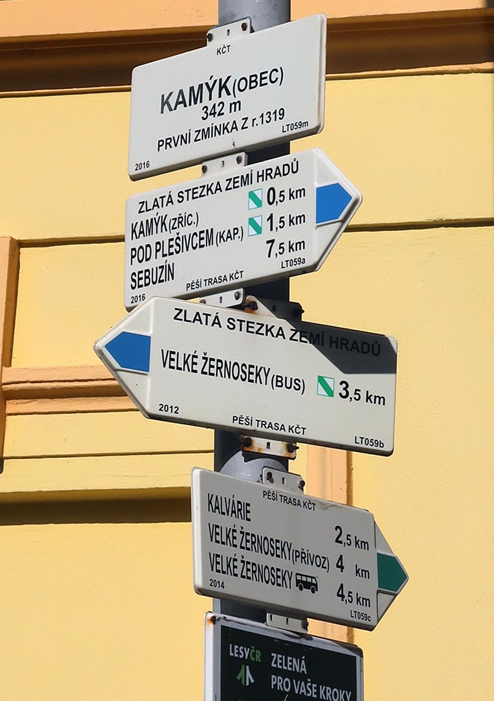 Kam�kem proch�z� Zlat� stezka zem� hrad�.