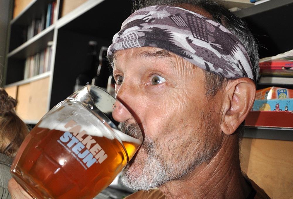 Turista pije pivo Falken�tejn.
