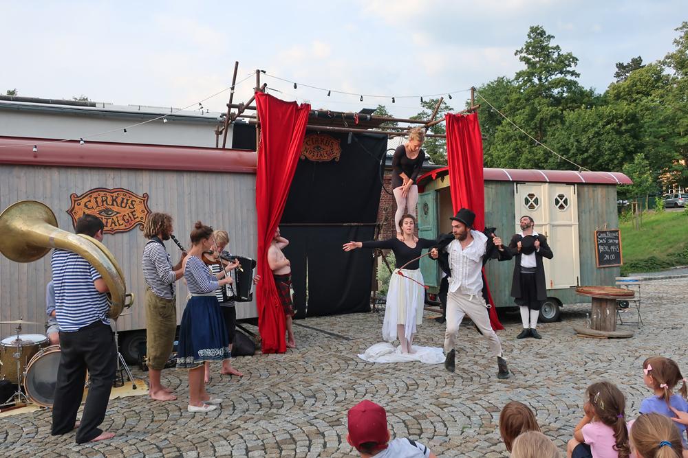 O pr�zdninov�ch m�s�c�ch o��vaj� m�sta a obce �steck�ho kraje pouli�n�mi festivaly.