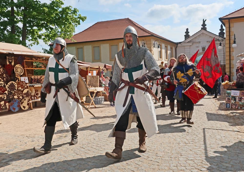 Historick� trh m�jov� na z�mku v D���n�.