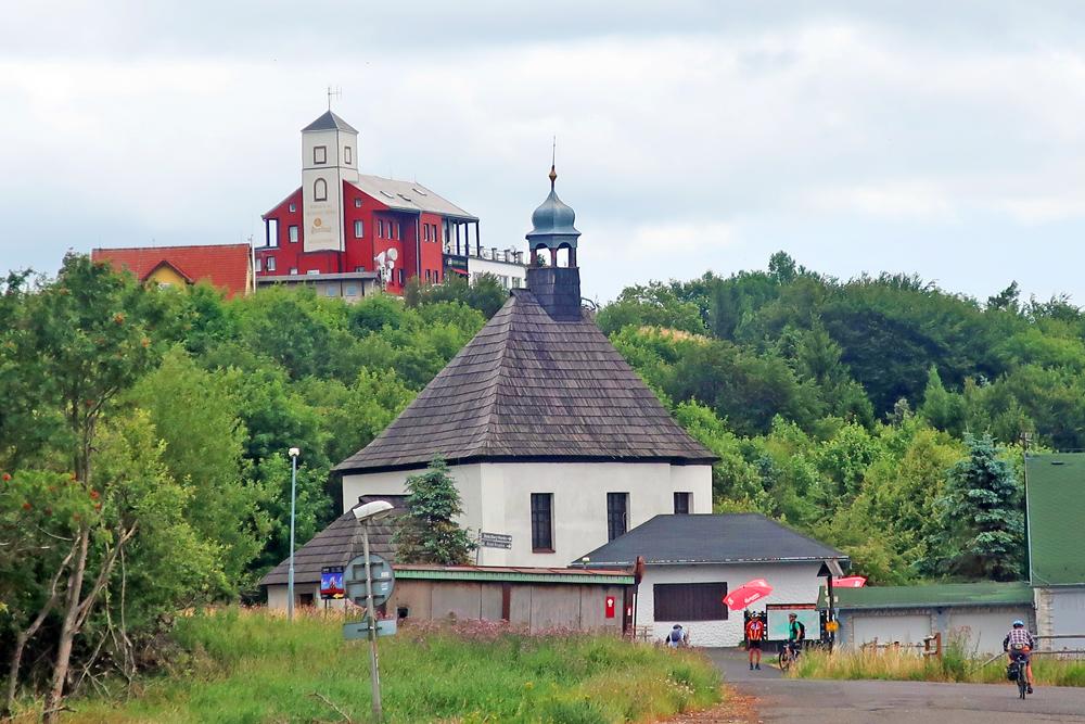 Kom vka a kaple svatho Wolfganga na Kom hrce nad Krupkou. 