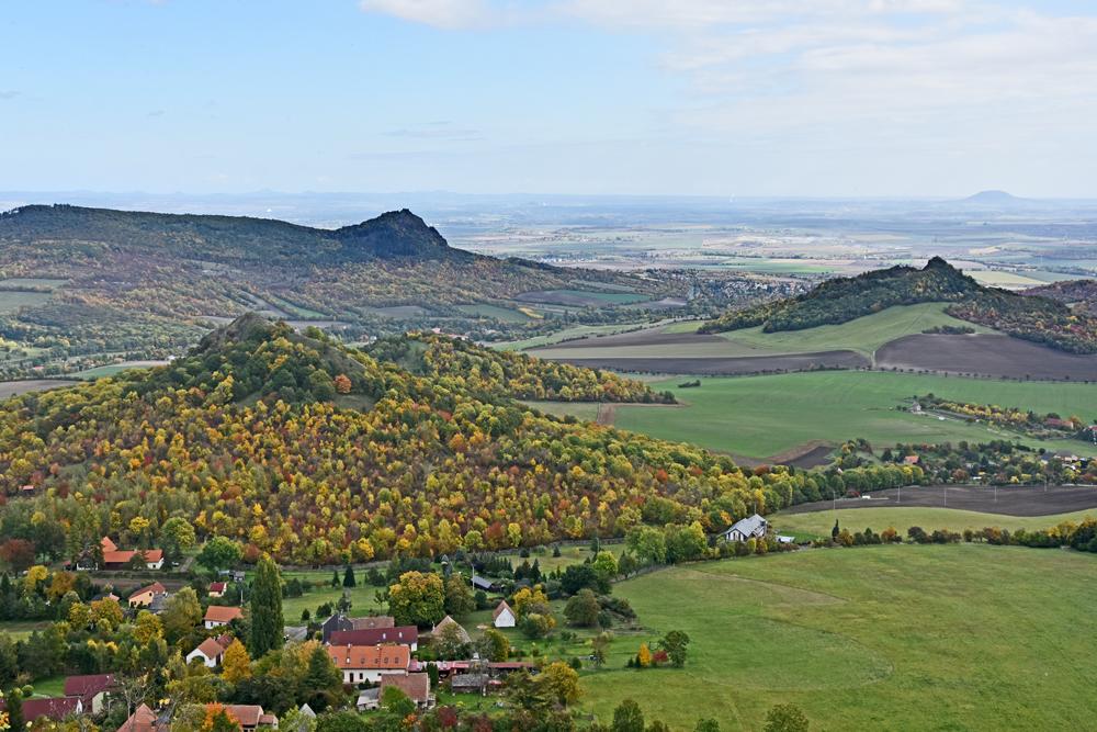 V�hled z hradu Olt���ku v �esk�m st�edoho��.