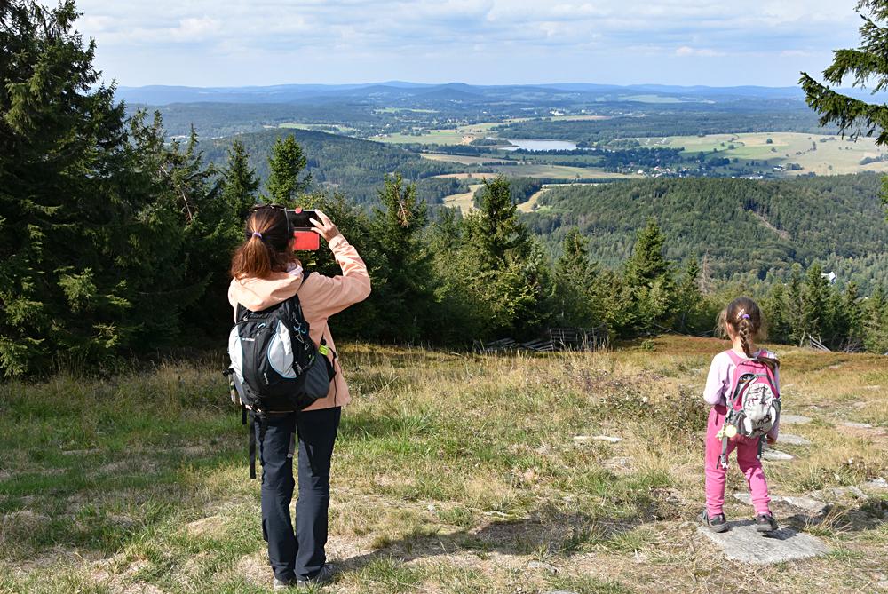Turistick� rodinka v Lu�ick�ch hor�ch.