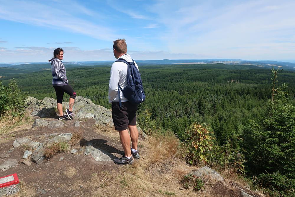 Turist� na vrchu Meluz�na v Kru�n�ch hor�ch.