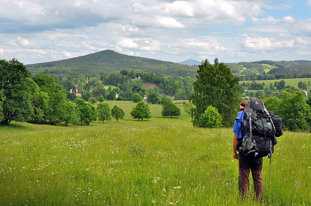 Turista sestupuj�c� do Brtn�k� v �esk�m nizozem�.