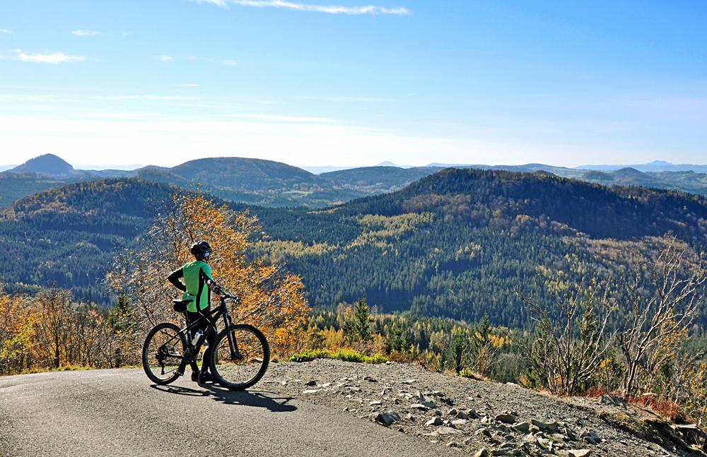 Cyklista sleduje z Jedlov� vrcholy Lu�ick�ch hor.