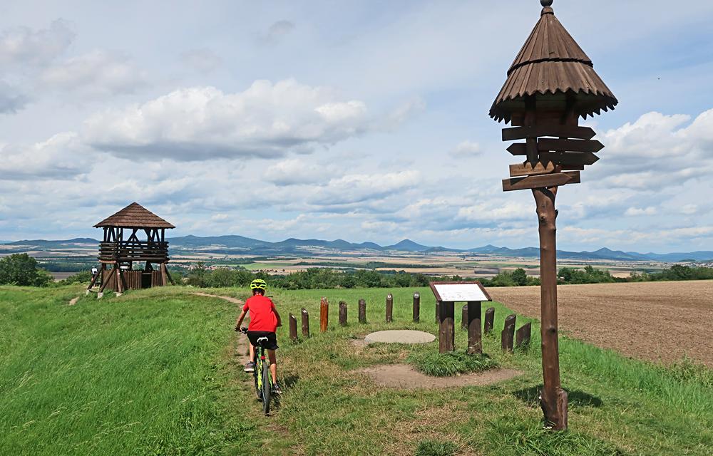 Cyklista u rozhledny Stradonka