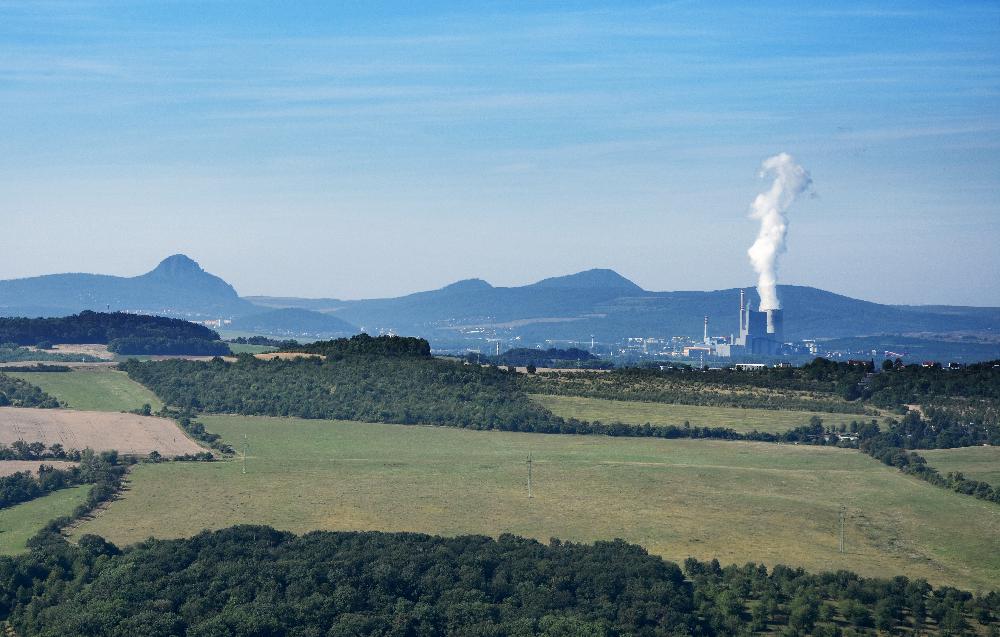V�hled z Doubravky na Bo�e� a elektr�rnu v Ledvic�ch.