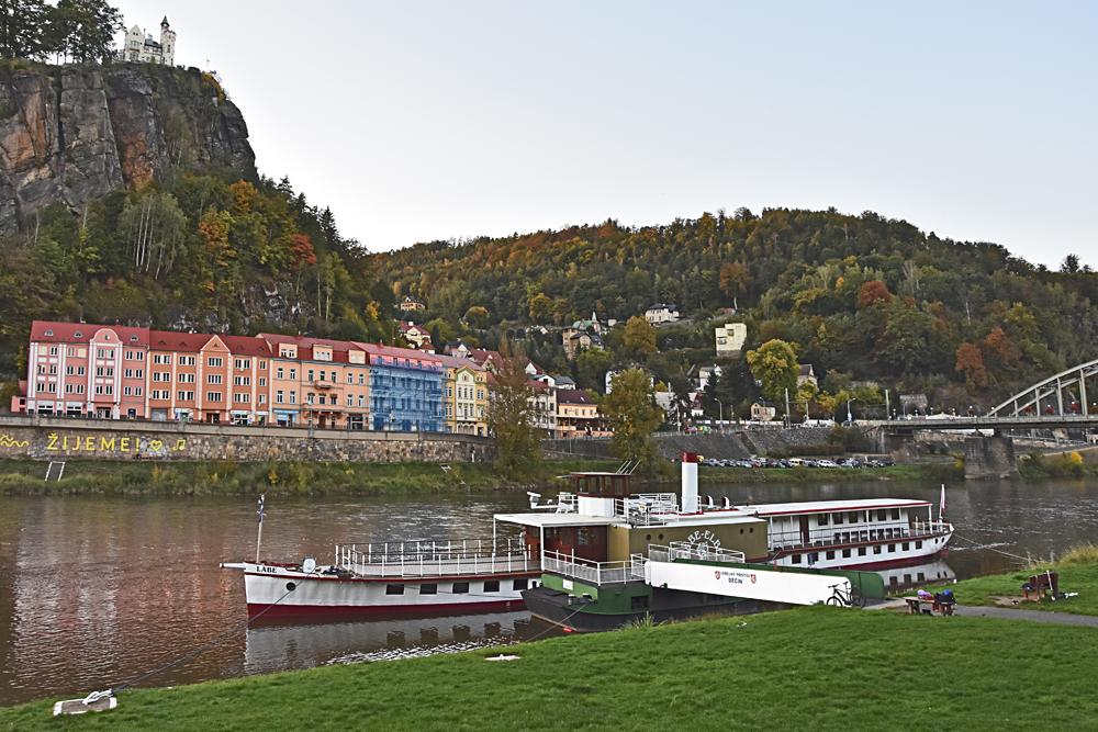 Historick� kolesov� parn�k Labe - na �ece Labi v D���n�