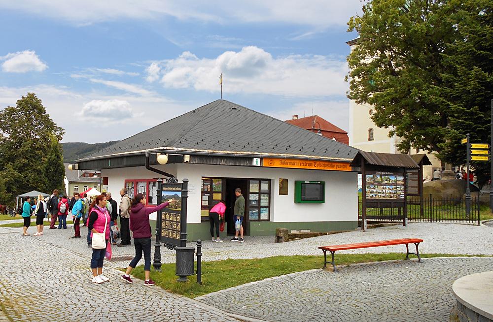 Turistick� informa�n� centrum na n�m�st� v Ji�et�n� pod Jedlovou.