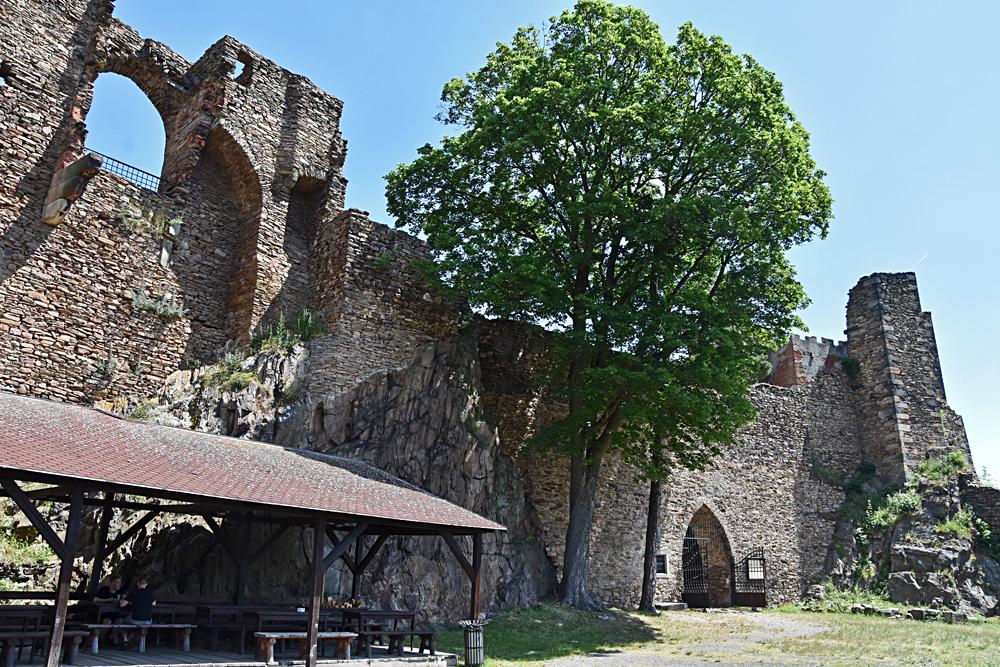 Hrad Hasi�tejn v Kru�n�ch hor�ch.