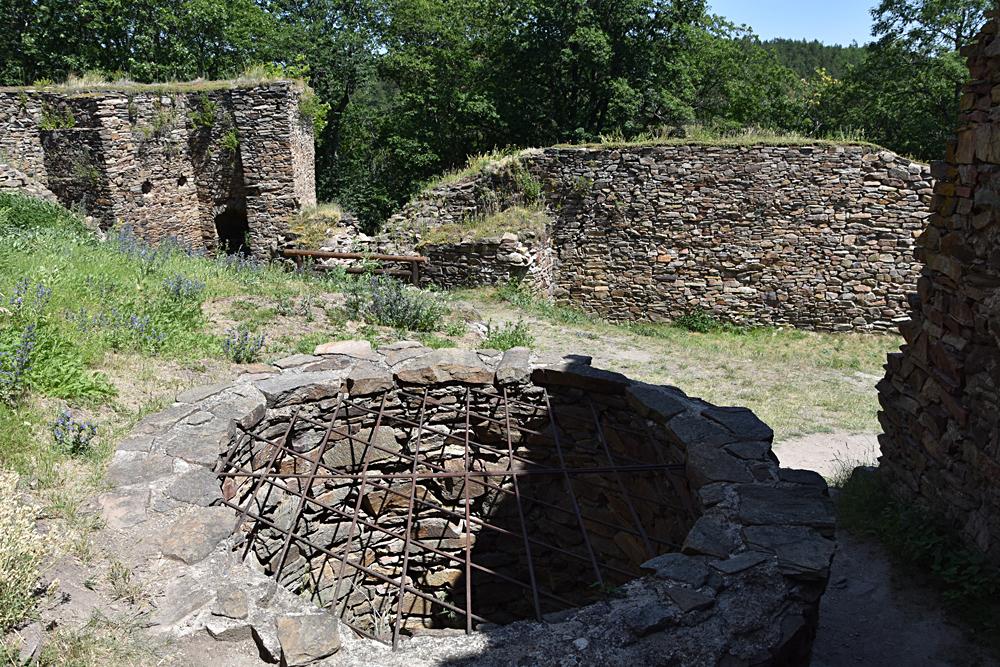 Hrad Hasi�tejn v Kru�n�ch hor�ch.