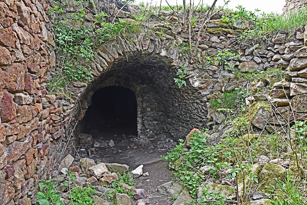 Hrad Oparno v �esk�m st�edoho�� (zbytek sklepen�)