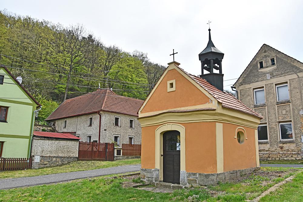 Kapli�ka v obci Oparno