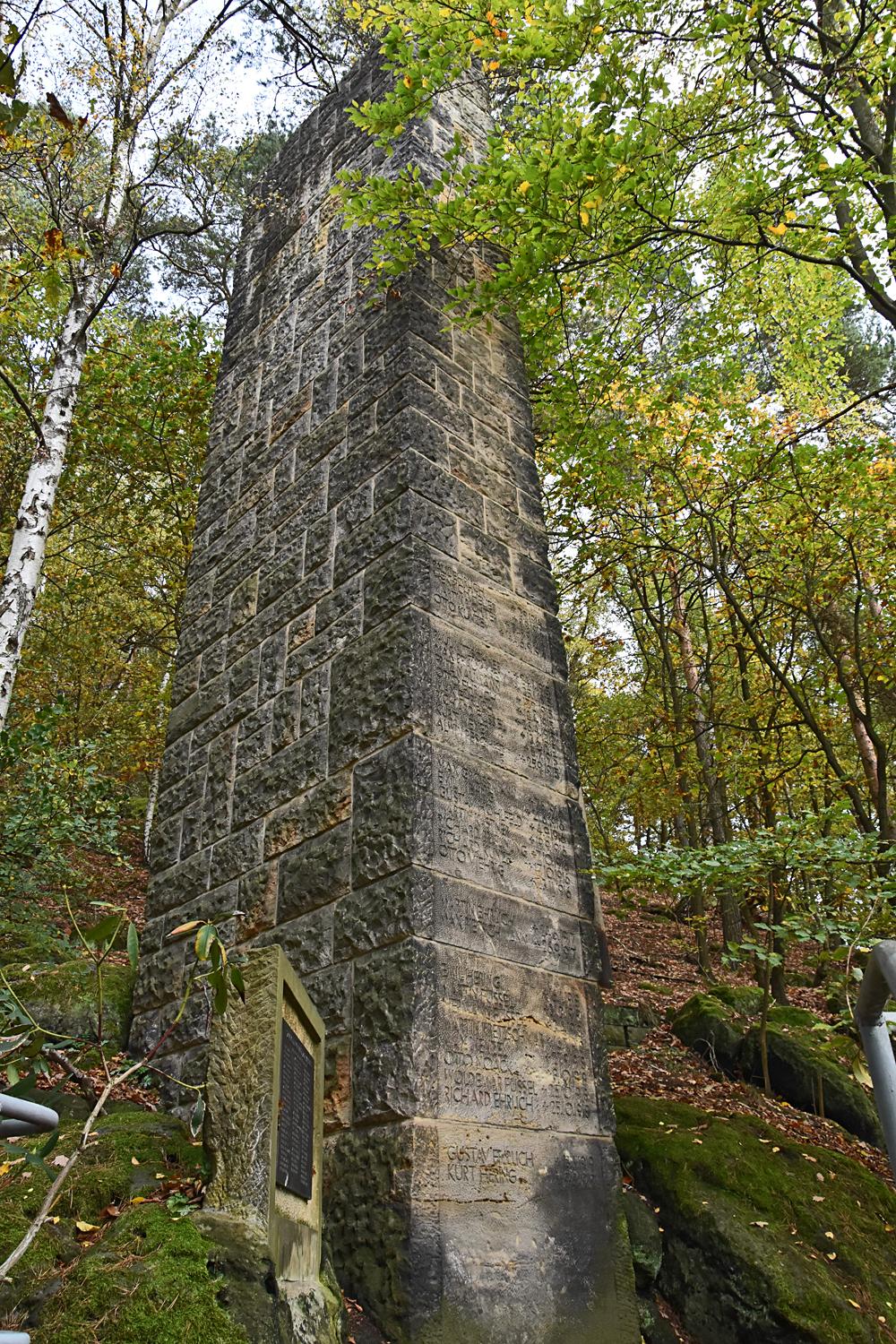 Pam�tn�k ob�tem druh� sv�tov� v�lky pod Kaiserkrone. 