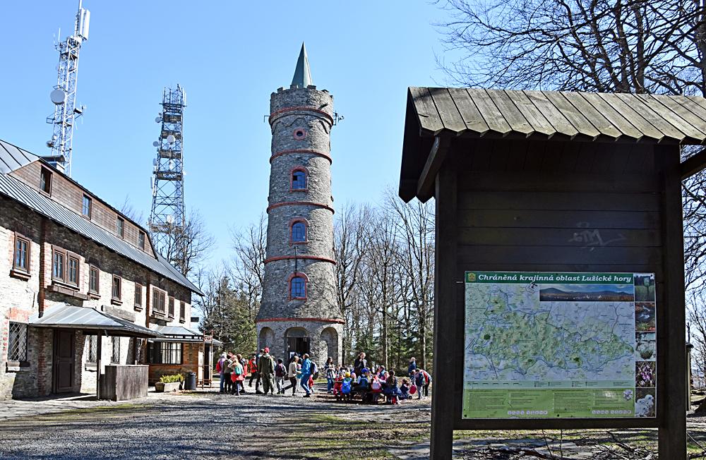 Rozhledna na Jedlov� ho�e v Lu�ick�ch hor�ch.