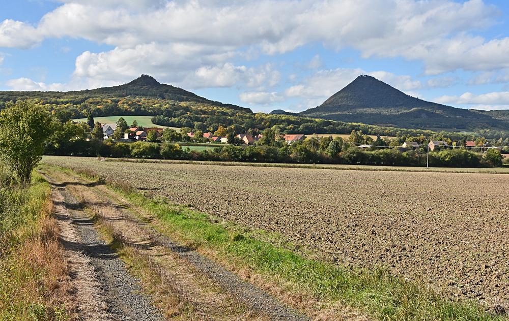 Cesta k hradu Ostr� v �esk�m st�edoho��.