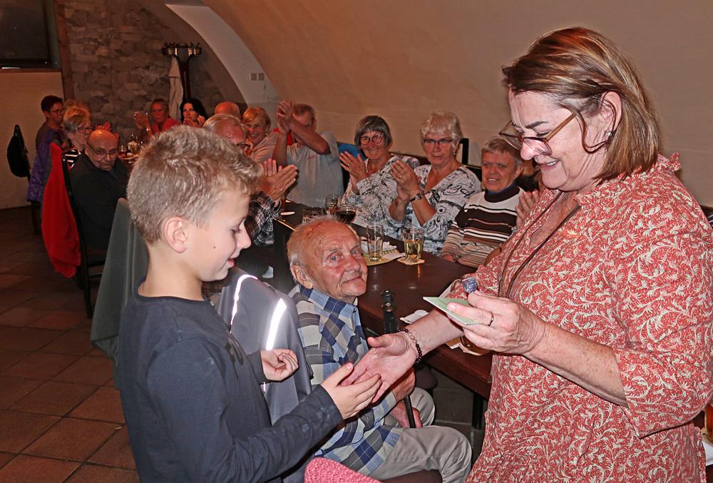P�ed�v�n� odznaku Lu�ick� sedmistovky.