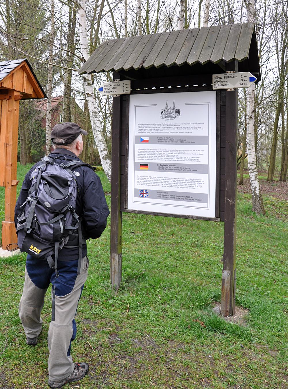 Modr� turistick� trasa p�ed filipovskou bazilikou.
