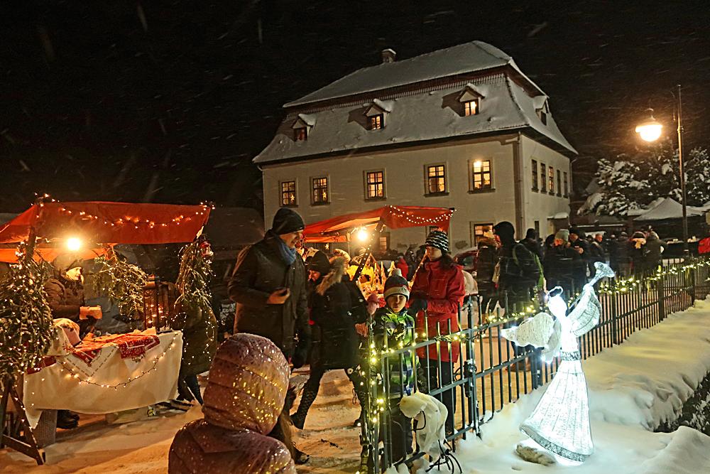 Na za��tku adventu o��v� star� barokn� fara v Ji�et�n� v�no�n�m jarmarkem.