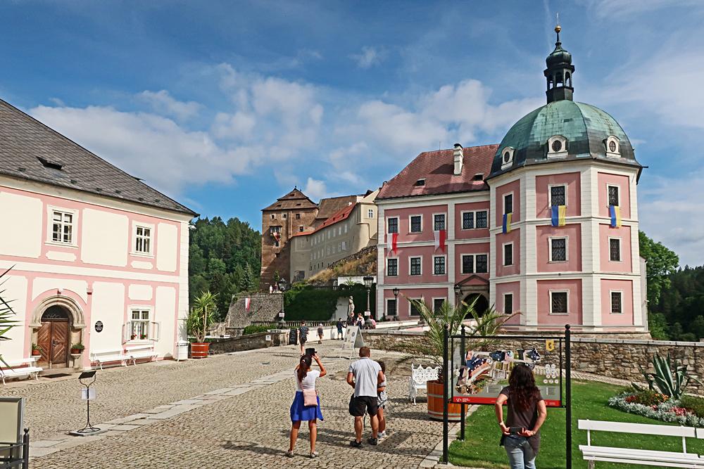 Hrad a z�mek v Be�ov� nad Teplou v Karlovarsk�m kraji.