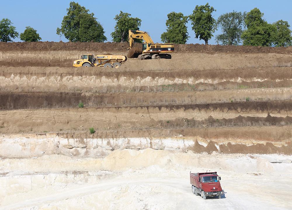 Povrchový důl na kaolin u Podbořan. Povrchový důl na kaolin u Podbořan.