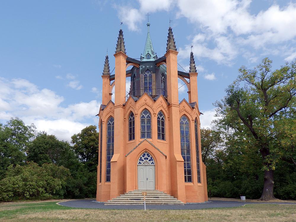 Novogotický templ u zámku Krásný Dvůr v Dolním Poohří. Novogotický templ u zámku Krásný Dvůr v Dolním Poohří.