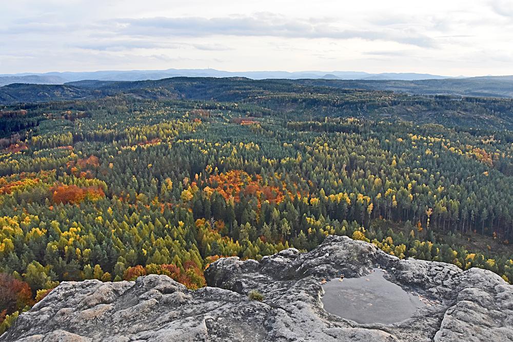 V�hled z ji�n� hrany stolov� hory Gro�er Zschirnstein.