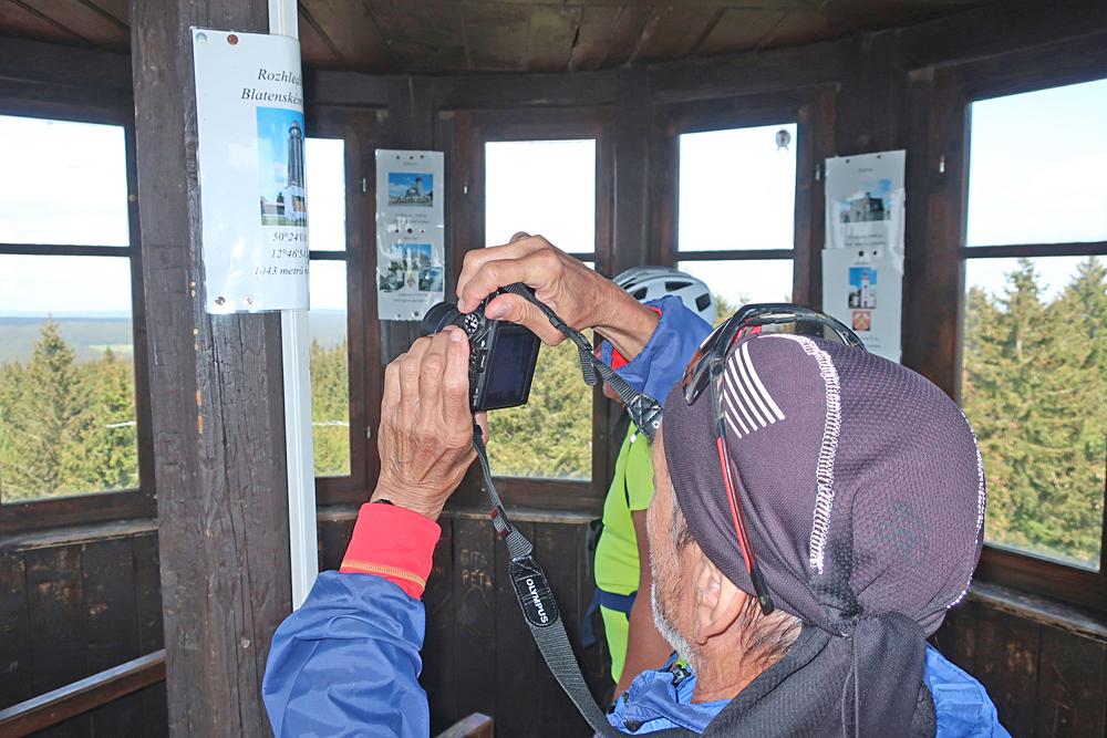 Turista v rozhledn� na Blatensk�m vrchu.