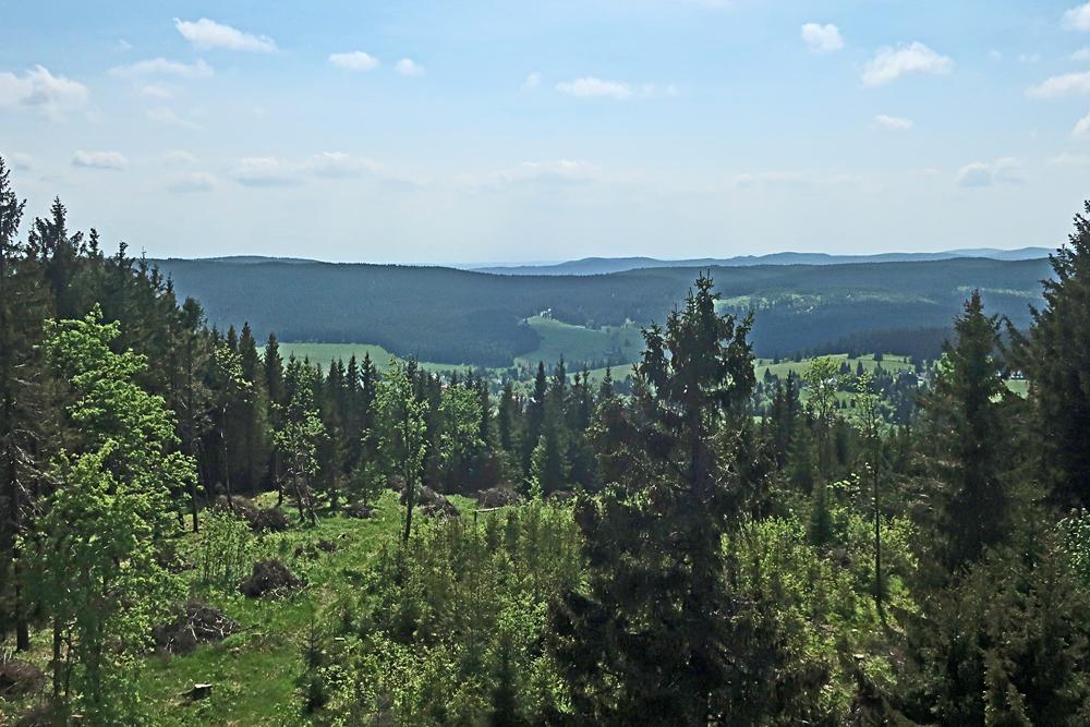V�hled z rozhledny na Blatensk�m vrchu sm�rem k Vl��m j�m�m a Horn� Blatn�.