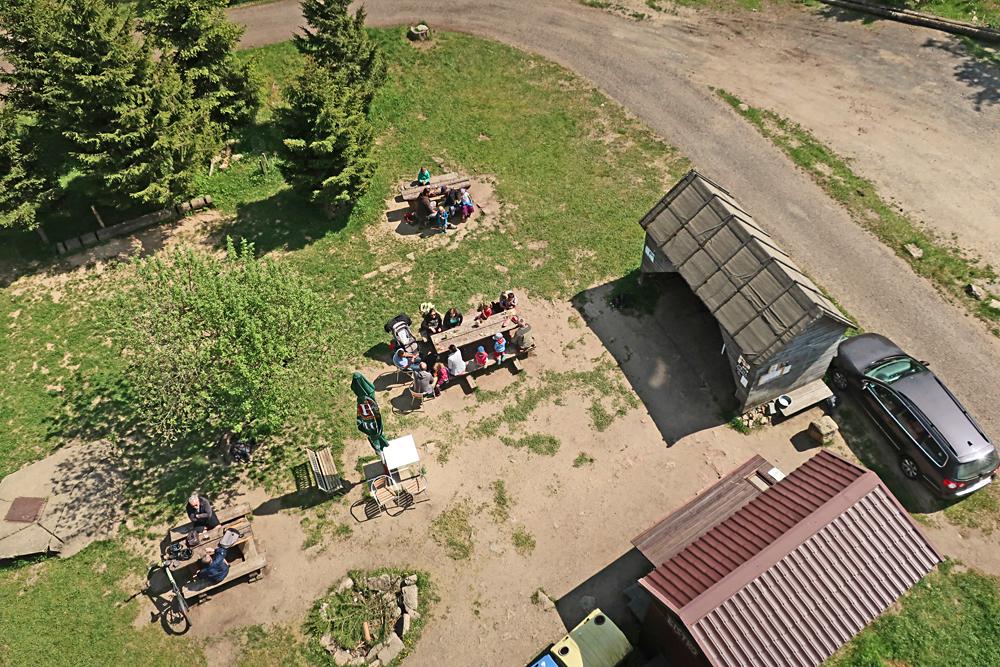 Turistick� odpo��vadlo s ob�erstven�m pod rozhlednou na Blatensk�m vrchu.